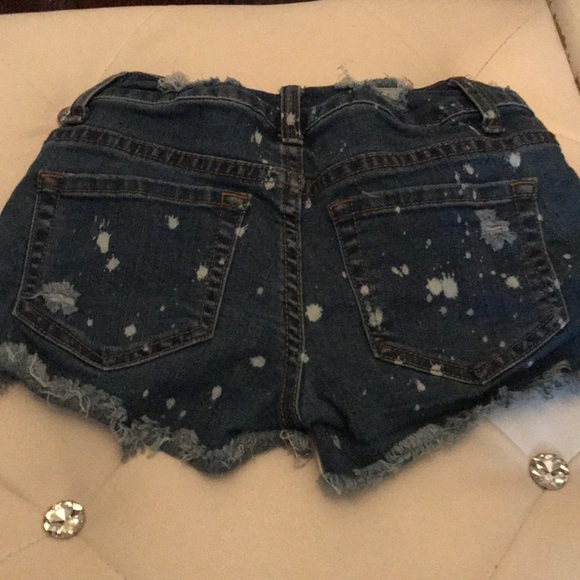 Distressed splatter jean shorts - Picture 2 of 2